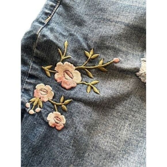 C Est 1946 denim Floral Embroidered Denim Jean Shorts size 6 - Picture 7 of 9